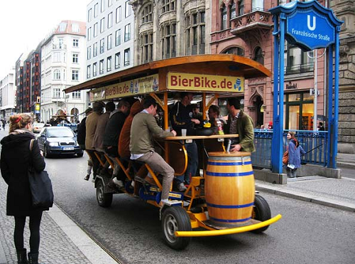 Απίθανες «κινητές μπιραρίες» στο Άμστερνταμ!