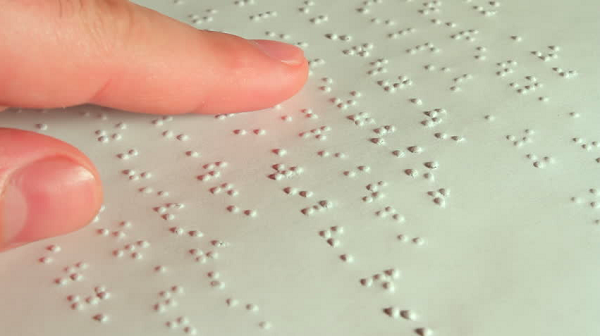 Υποχρεωτικοί οι τιμοκατάλογοι με γραφή Braille σε εστιατόρια και καφέ