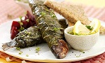 ΣΑΡΔΕΛΕΣ ΤΥΛΙΓΜΕΝΕΣ ΣΕ ΑΜΠΕΛΟΦΥΛΛΑ ΜΕ PESTO ΠΡΑΣΙΝΩΝ ΕΛΙΩΝ